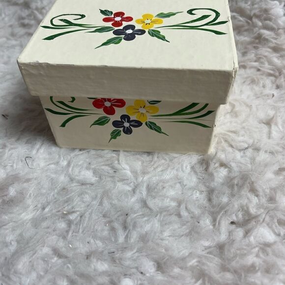 Home trends Vintage wood Painted Napkin Rings (4) with Matching Painted Box - Picture 8 of 11